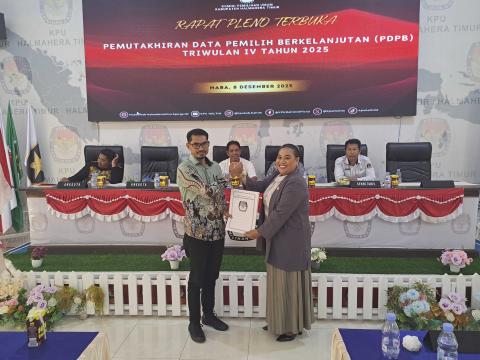 Anggota Bawaslu Haltim Susanan Corry Rorinsulu, saat menerima berita acara penetapan DPB Triwulan IV Tahun 2025